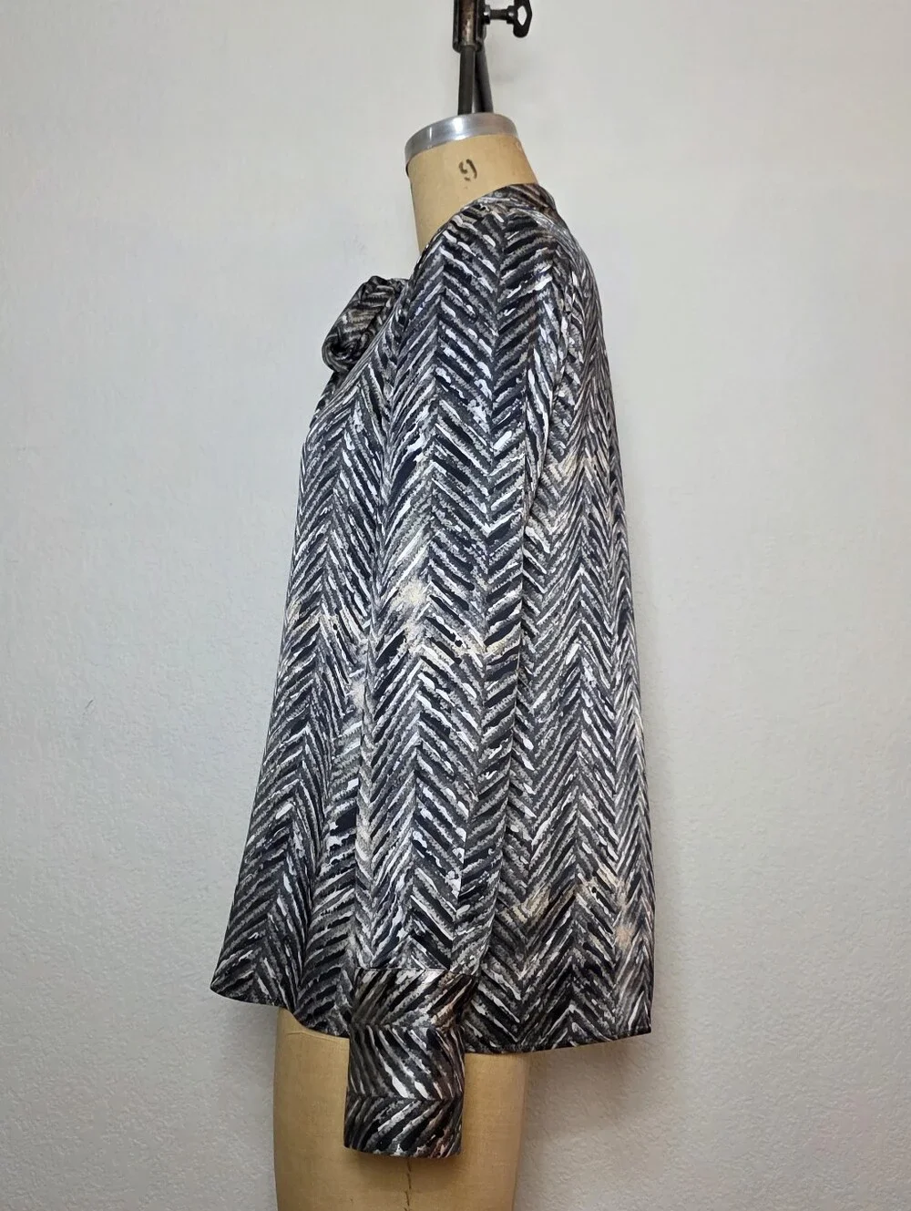 Lafayette 148 Gray Silk Print Bow Long Sleeve Button-Up Blouse - Picture 4 of 7